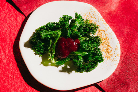 Boerenkoolchips met gerookte bietenpuree