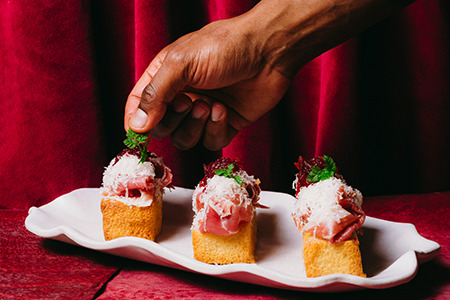 Brioche met Parmaham, Parmezaanse kaas en root relish