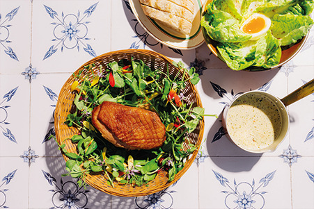 Eendenborst met little gem, sesamdressing en chimichurrisaus