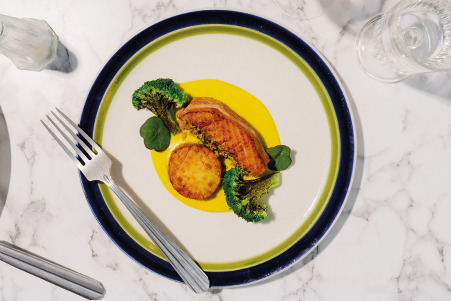 Eendenborst met aardappelsaus, kurkuma en gebrande broccoli