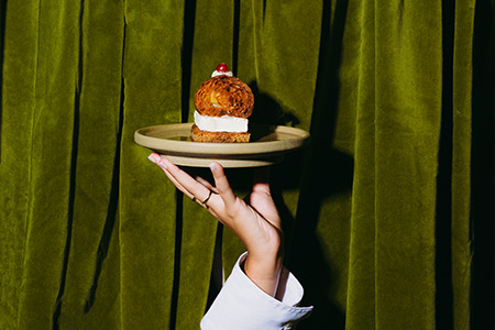 Koffiecake, croissantparfait, tonkabonenmousse en croissantcroutons