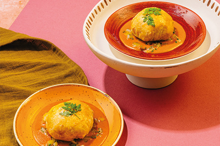 Gestoofde spitskool in bladerdeeg met gochujang-tahin-saus