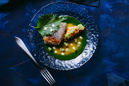 Gebakken heilbot met een saus van mandarijn en een groene kruidensaus