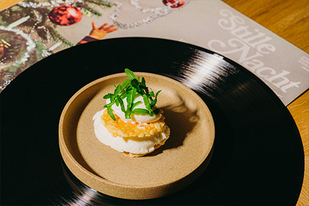 Geitenkaasmousse en krokante Parmezaanse kaas