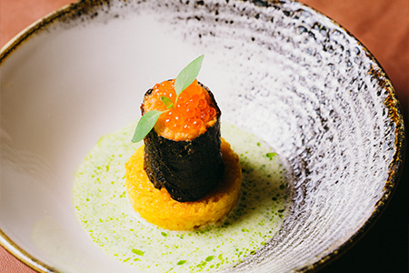 Rouleau van gestoomde kabeljauw met gebakken gele rijst en limoenblad-serehsaus