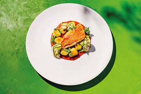 Rode mul met paprikasaus, gebakken gnocchi en gegrilde courgette