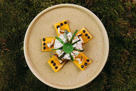 Rundertong salade met zoetzure pompoen en zwarte knoflook