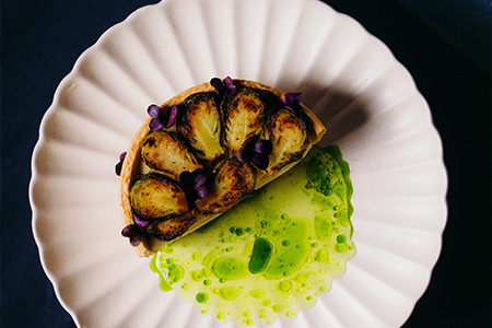 Tartelette met geroosterde spruiten