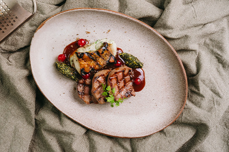 Gegrilde rundertong en kingboleet met brandnetel-pistachepesto