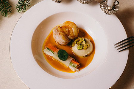 Gebakken zeeduivel met pastinaakpuree en pistache