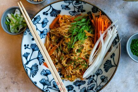 Noedels met pindakaascurry en tempeh