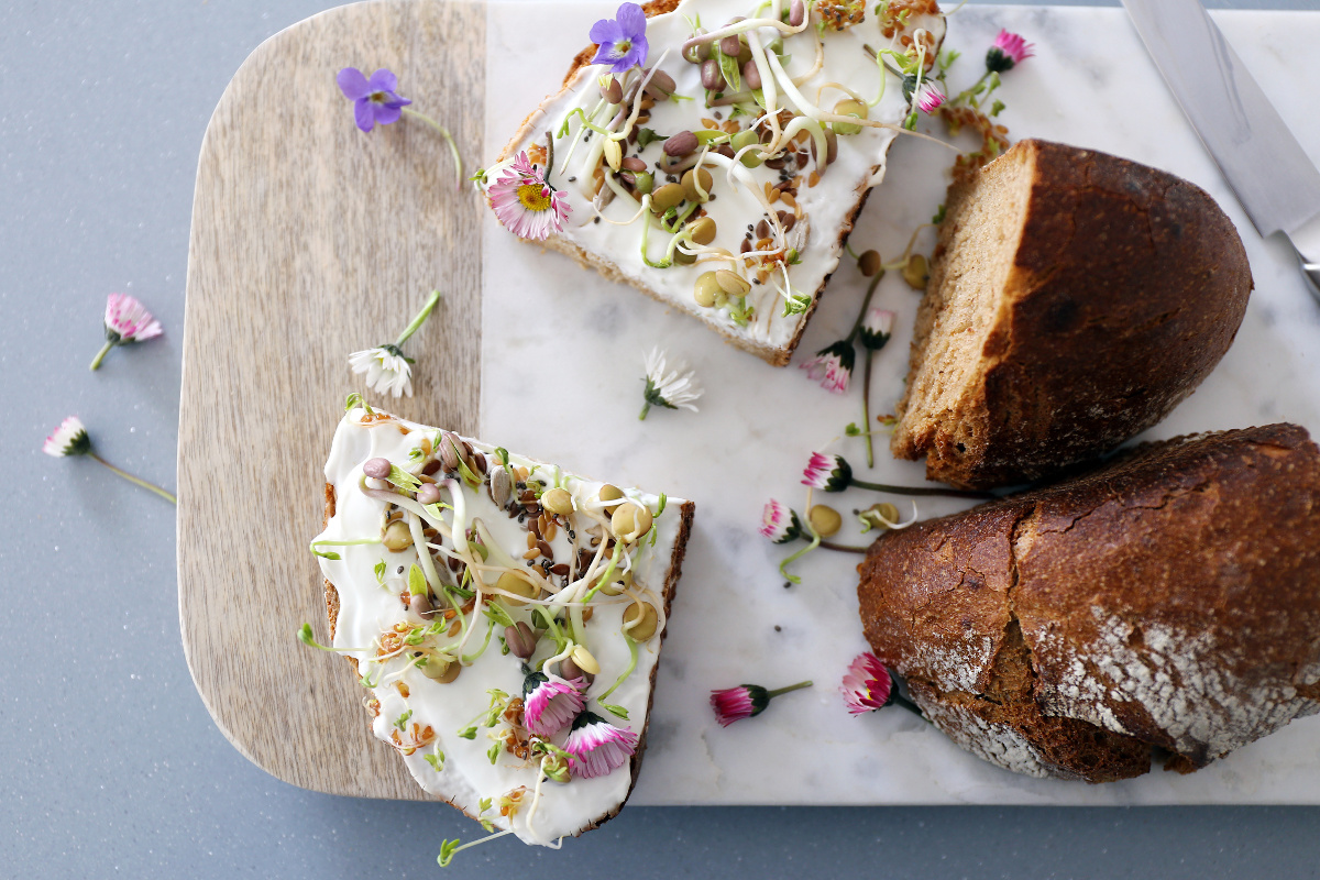 Brood met roomkaas en bloemen