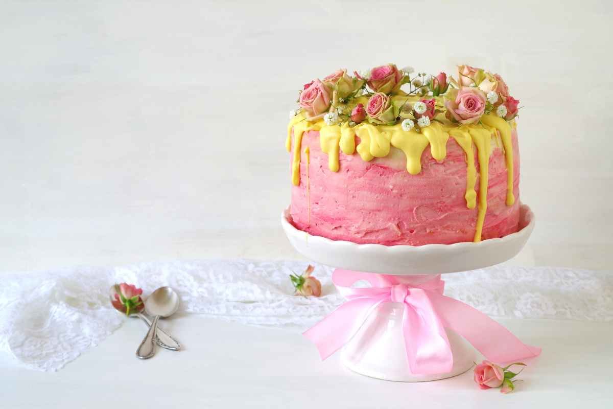 Roze taart met bloemen