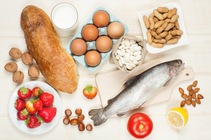 Noten, pinda's, vis, brood, aardbeien, eieren