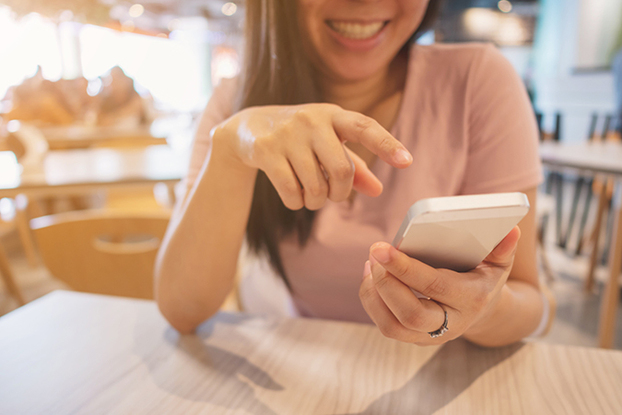 Vrouw bestelt in restaurant