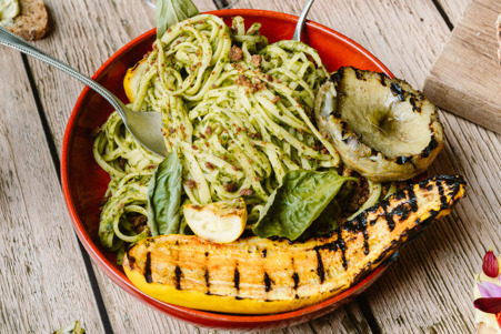 Vegetarische courgette pasta met artisjok