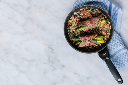 Kalfsschnitzel met groene asperges en kruidenpasta