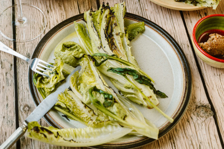 BBQ-romaine sla  met daslookcreme en gebakken daslook