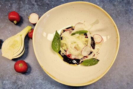 Venkelsalade met gerookte bieten vinaigrette en Parmezaan