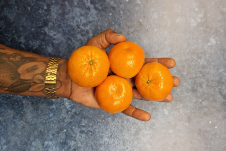 Gebraden mandarijn met rozemarijn, tijm, sinaasappelkaramel en walnoten