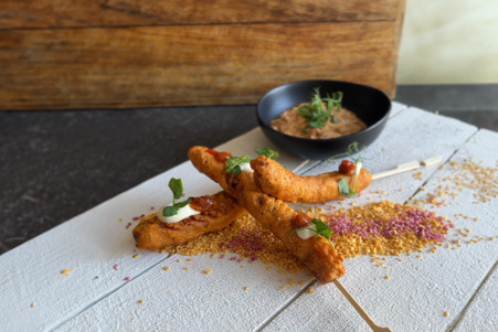 Corndog met espuma van chunky salsa