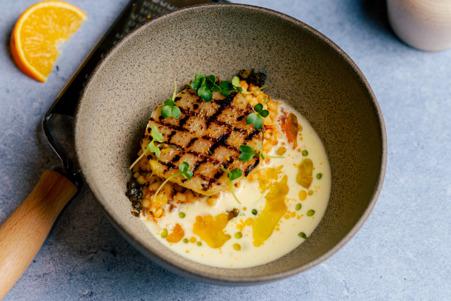 Gegrilde koolrabi met sinaasappel beurre blanc en fregola