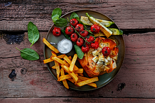 Oerfriet met Griekse zalmfilet en feta